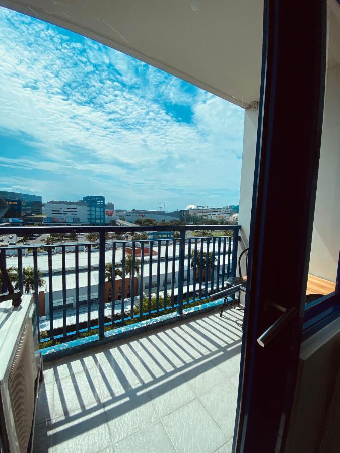 Madison'S Place At Sea Moa Manila Bagian luar foto
